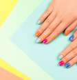 Quando mais cor e brilho nas unhas, melhor!  Foto: Shutterstock / Alto Astral