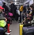 Pessoas carregam malas e outros pertences no metrô de Kiev na manhã de 24 de fevereiro  Foto: AFP / BBC News Brasil