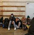 Moradores da capital Kiev se refugiam em uma estação de metrô transformada em abrigo subterrâneo durante o conflito  Foto: Valentyn Ogirenko/Reuters / BBC News Brasil