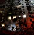 Bombeiros tentam controlar chamar em prédio residencial em Kiev, na Ucrânia  Foto: Reuters