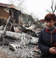 Mulher em frente aos escombros em Kiev, na Ucrânia  Foto: Reuters
