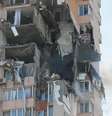 Prédio de apartamentos danificado por um recente bombardeio em Kiev, na Ucrânia, em 26 de fevereiro de 2022  Foto: REUTERS/Gleb Garanich