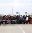 Ucranianos esperam em fila para entrar na Moldávia  Foto: BBC News Brasil