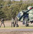 Membros da delegação ucraniana desembarcam de helicóptero ao chegarem para conversar com representantes russos na região de Gomel - 28 de fevereiro de 2022  Foto: Sergei Kholodilin/BelTA/Divulgação via REUTERS