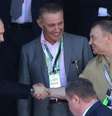 Putin em 2017 apertando as mãos de Boris e Arkady Rotenberg, que são chamados de "companheiros de Putin" pela imprensa britânica  Foto: Getty Images / BBC News Brasil