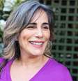 Durante a quarentena, Gloria Pires inspirou muitas mulheres ao assumir os fios brancos  Foto: Reprodução/Instagram