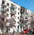 Um menino morreu no bombardeio deste bloco de apartamentos em Chuhuiv, no nordeste da Ucrânia  Foto: Forças de Emergência da Ucrânia / BBC News Brasil