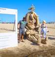 Escultura de Paimon, de Genshin Impact, em Copacabana  Foto: Twitter/Assistente da Paimon / Reprodução