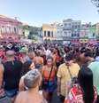Mesmo não autorizado oficialmente em função da proliferação da covid-19 e suas variantes, blocos clandestinos diversos ocupam as ruas da região do Largo São Francisco da Prainha e na Pedra do Sol, na zona Portuária do Rio de Janeiro, neste domingo, 27 de fevereiro de 2022  Foto: JOSE LUCENA/THENEWS2/ESTADÃO CONTEÚDO
