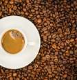 Xícara de café em cima de grãos de café  Foto: Getty Images / BBC News Brasil