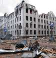 Após ataques russos, um departamento regional de polícia em Kharkiv pegou fogo e parte da estrutura desabou nesta quarta-feira, 2  Foto: REUTERS/Oleksandr Lapshyn