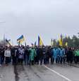Moradores de Energodar, ao sul da Ucrânia, tenta impedir entrada de tropa russa  Foto: EYEPRESS/Reuters Connect