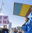 Protesto em Genebra, na Suíça, pede exclusão da Rússia do sistema Swift  Foto: EPA / Ansa - Brasil
