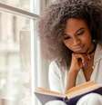 Começar a ler aquele livro guardado na gaveta já é um bom começo  Foto: Shutterstock / Alto Astral