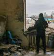 Soldado ucraniano dentro de um prédio em Kharkiv, março de 2022  Foto: EPA-EFE / BBC News Brasil