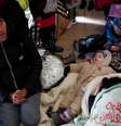 Criança dorme em chão de trem com refugiados ucranianos que tentam chegar até a Hungria  Foto: Bernadett Szabo