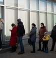 Pessoas fazem fila para sacar dinheiro em caixas automáticos em Moscou  Foto: DW / Deutsche Welle