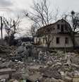 Prédios residenciais danificados por bombardeios são vistos em meio à invasão russa da Ucrânia na vila de Markhalivka, na região de Kiev  Foto: Reuters