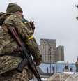 Um militar ucraniano monta guarda na Praça da Independência em Kiev, 2 de março de 2022  Foto: EPA / BBC News Brasil
