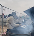 Pianista toca na fronteira entre Ucrânia e Polônia para receber refugiados  Foto: Reprodução / Twitter