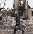 Um homem passa por prédios destruídos que foram atingidos por bombardeios na pequena cidade de Borodyanka, perto de Kiev, na Ucrânia - 3 de março de 2022  Foto: EPA / BBC News Brasil