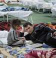 Pai e filha em alojamento para refugiados em Chisinau, Moldávia  Foto: Reuters