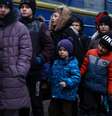 Refugiados ucranianos aguardam para pegar trem   Foto: Kai Pfaffenbach / Reuters
