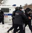 Policiais russos prendem manifestantes contra a guerra na Ucrânia   Foto: Reuters