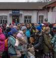 Ucranianos aguardam trem de evacuação em Irpin, nos arredores de Kiev  Foto: EPA / Ansa - Brasil