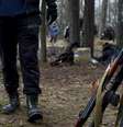 Membros das unidades de defesa territorial da Ucrânia cavam trincheiras no meio da floresta, perto de Kiev  Foto: BBC News Brasil