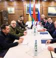Uma das rodadas de negociações entre Rússia e Ucrânia  Foto: Reuters