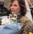 Casal de soldados ucranianos se casou em posto de controle de Kiev  Foto: Reprodução/Twitter / Ansa - Brasil