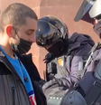 Vídeo flagra policiais revistando celulares de russos em meio ao aumento da censura no país  Foto: Reprodução / Telegram