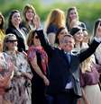 O presidente Jair Bolsonaro faz gestos enquanto participa de cerimônia de hasteamento da bandeira nacional com convidadas em frente ao Palácio da Alvorada, em Brasília  Foto: REUTERS/Ueslei Marcelino