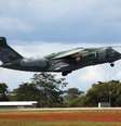 Vista em Brasília (DF), nesta segunda-feira (7), do avião que fará voo da Força Aérea Brasileira (FAB), para a Ucrânia com ajuda humanitária  Foto: Fátima Meira / Futura Press
