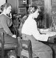 À medida que mais mulheres começaram a trabalhar em escritórios, elas passaram a receber também treinamento em contabilidade e outras funções administrativas  Foto: BBC News Brasil