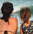 Nas fotos, Mel Fronckowiak aparece de costas na praia com a filha, Nina.  Foto: Instagram/@rodrigosantoro / Estadão
