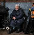 Dusia Kostiuk, 91, passou 27 horas em um trem para ir de Kharkiv para Lviv e depois para a Polônia  Foto: BBC News Brasil