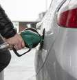 Homem abastecendo carro com gasolina em posto do Reino Unido, fevereiro de 2022  Foto: Getty Images / BBC News Brasil