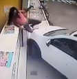 Mulher escapa de atropelamento após conseguir subir em balcão de loja.  Foto: Reprodução / Redes Sociais