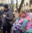 Mulher chora abraçada a bebê após ataque contra hospital em Mariupol  Foto: ANSA / Ansa - Brasil