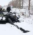 Parte de um tanque destruído perto de Kharkiv — vários países forneceram armas antitanque para a Ucrânia  Foto: Getty Images / BBC News Brasil