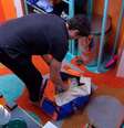 Lucas, do BBB 22, devolve excesso de produtos na despensa  Foto: Reprodução/TV Globo / E+