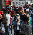 Mulher usando máscara protetora e protetor facial fala ao telefone enquanto pessoas caminham em uma popular rua comercial em meio ao surto de Covid-19 em São Paulo, Brasil, 15 de julho de 2020  Foto: Reuters/Amanda Perobelli / Reuters/Amanda Perobelli