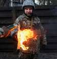 Soldados preparam coquetel Molotov para atirar contra os russos em Kiev  Foto: Mykola Tymchenko / Reuters