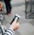Golpistas podem roubar senhas ou instalar programas espiões no seu celular caso link malicioso seja acessado   Foto: John Tuesday/Unsplash