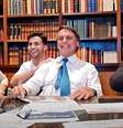 Agustin acaricia Bolsonaro: “O senhor é um amor”  Foto: Reprodução/YouTube