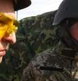jovens com uniforme militar  Foto: BBC News Brasil