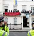 Polícias britânicos observam manifestação em casa de bilionário  Foto: Peter Nicholls / Reuters