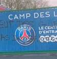 Muro do CT do PSG amanheceu pichado com protestos contra a diretoria do clube  Foto: Reprodução / Estadão